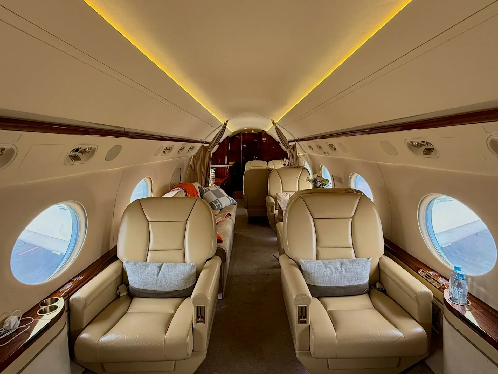 Long jet cabin corridor