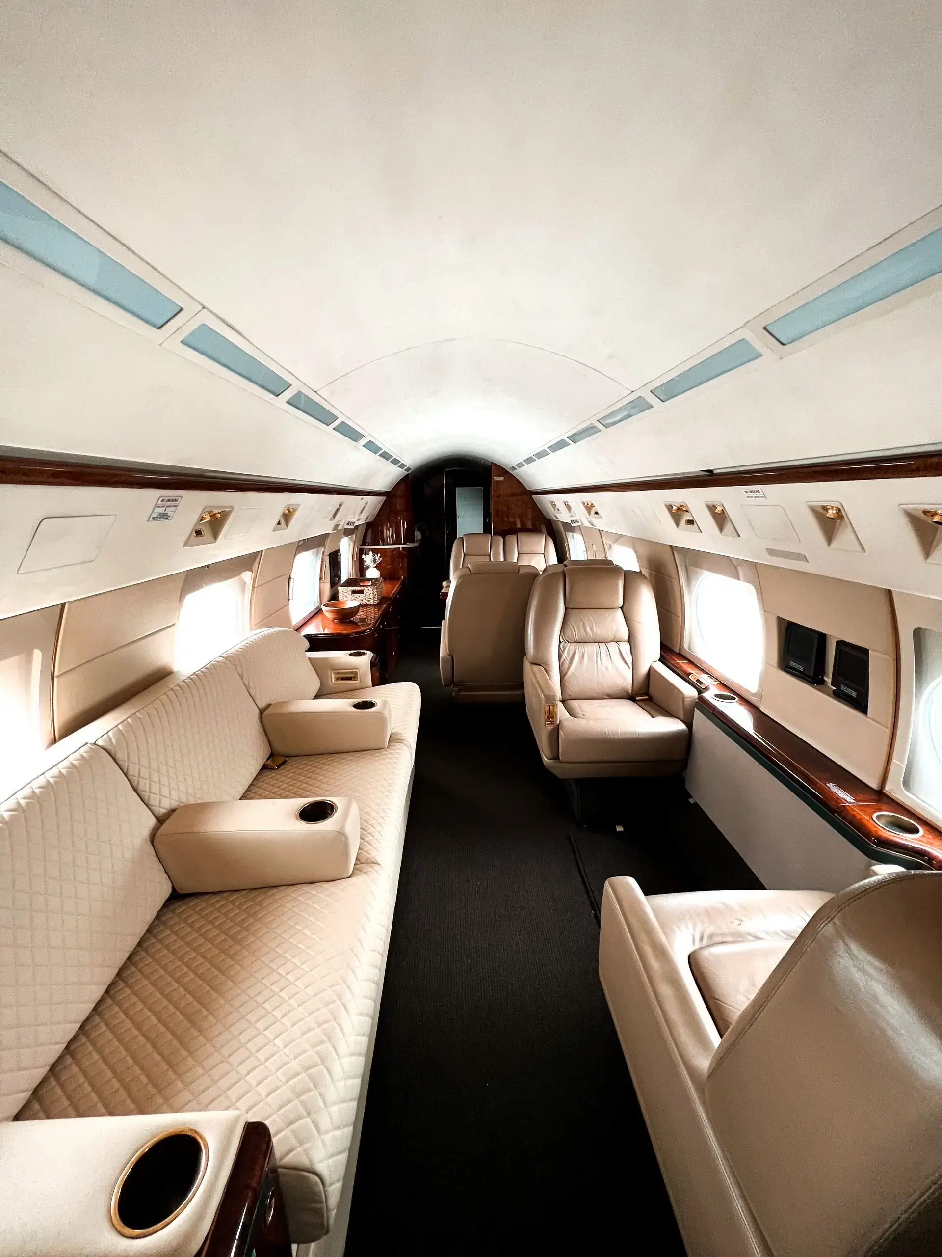 Long jet cabin corridor